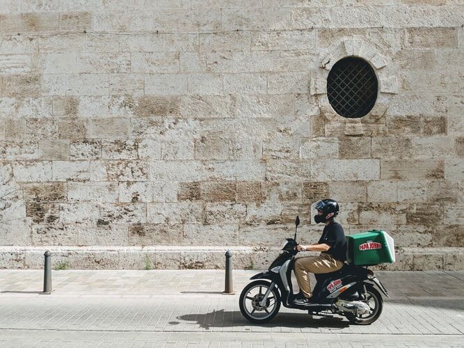 Illustratie voor: Man krijgt 9 jaar lang ongevraagd pizza’s bezorgd: “ik begin te trillen als ik een scooter hoor”