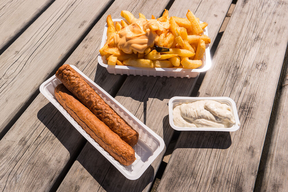 Illustratie voor: Vergeet high tea, dit weekend ga je aan de high frikandel met vriendinnen