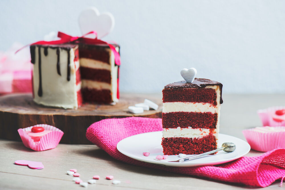 Illustratie voor: Alle Red Velvet-lovers opgelet! Zo maak je een Red Velvet Drip cake