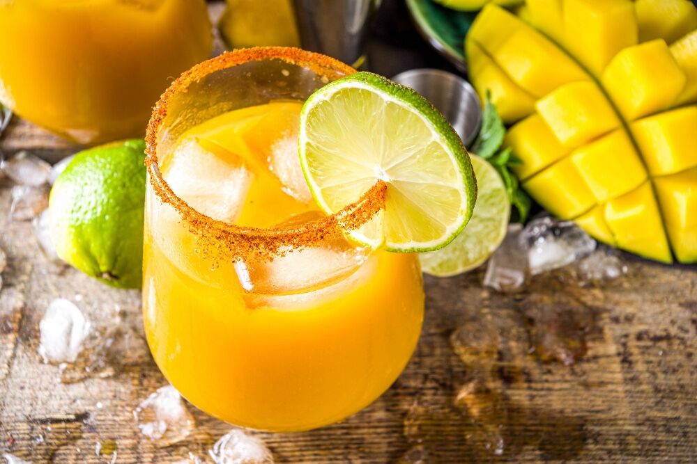 Illustratie voor: Spice it up: Zo maak je zelf een Spicy Mango Margarita cocktail