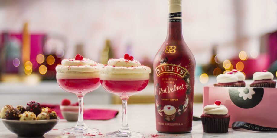 Illustratie voor: Zo maak je een Baileys Red Velvet Cupcake Martini cocktail met maar 3 ingrediënten!