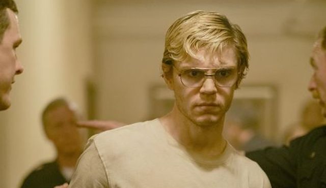 jeffrey-dahmer-evan-peters