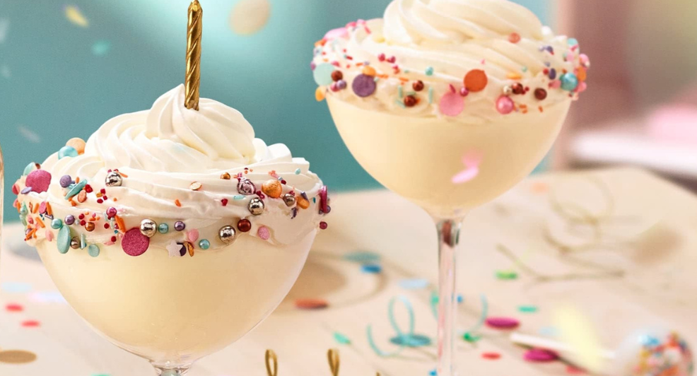 Illustratie voor: Jarig? Probeer deze heerlijke Baileys Birthday Cake cocktail!