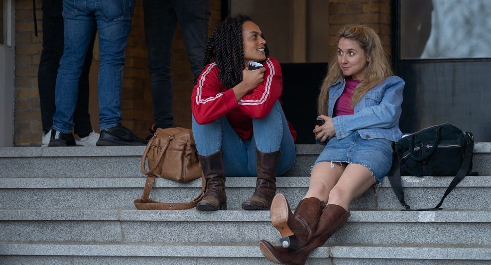 Scene uit De F*ckulteit waarin twee studenten samen op de trap zitten