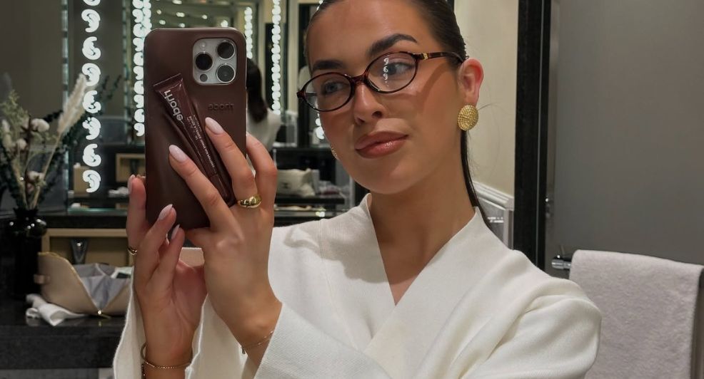 Influencer die een spiegelselfie maakt met een Rhode telefoonhoesje.