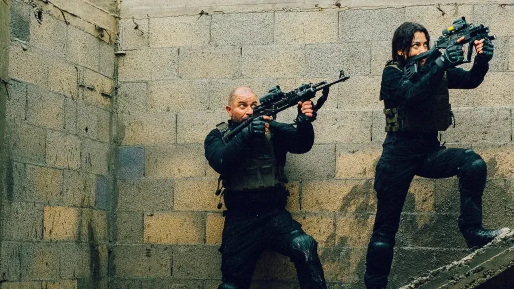 twee soldaten die gespannen de trap op gaan in Fauda