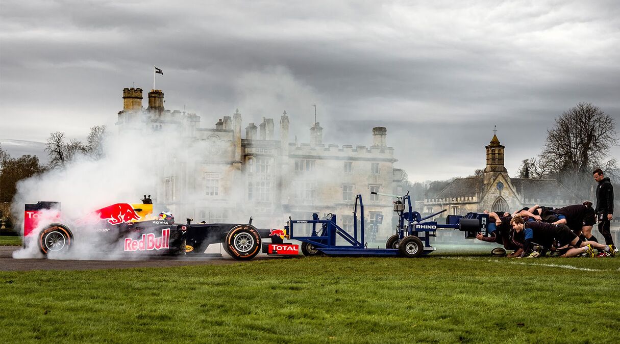 Illustratie voor: Formule 1-auto versus acht rugyspelers: wie is het sterkst?