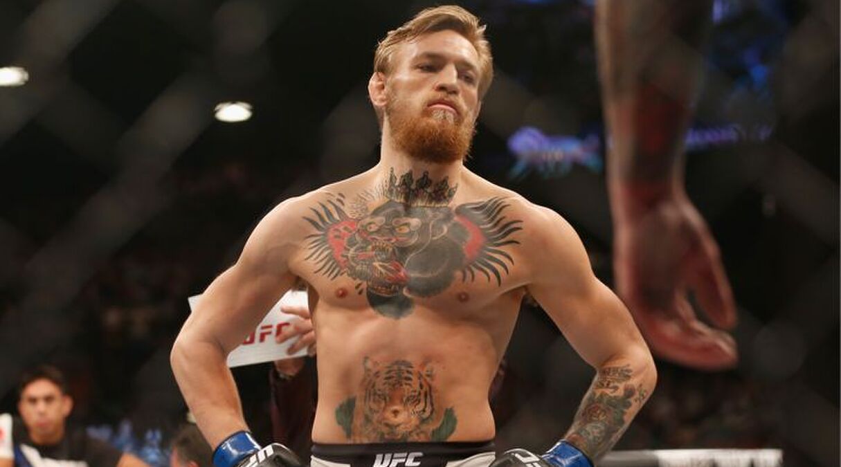 Illustratie voor: Conor McGregor gaat los op boksbal apparaat en ramt nieuw record!