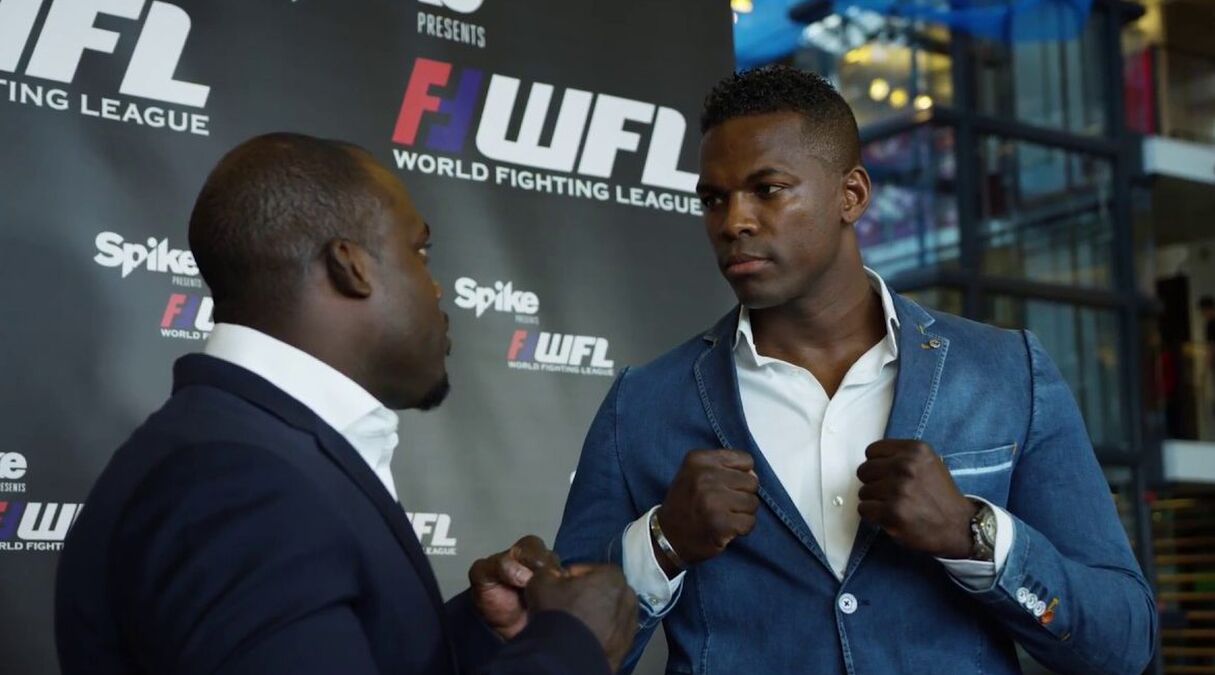 Illustratie voor: Heftige staredown Bonjasky vs. Manhoef loopt bijna uit de hand