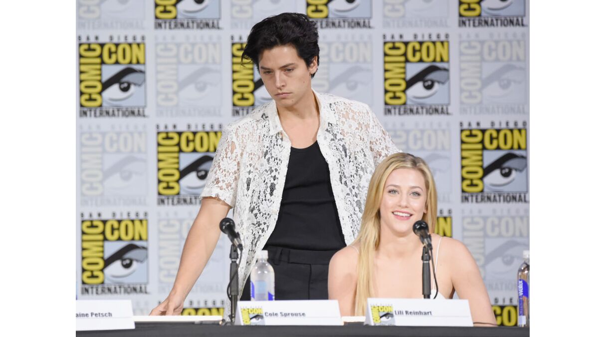 Illustratie voor: Eindelijk! Cole Sprouse spreekt voor het eerst over zijn relatie met Lili Reinhart