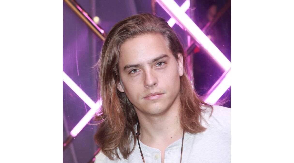 Illustratie voor: Noooo: Dylan Sprouse heeft zijn (prachtige) lange haar afgeknipt