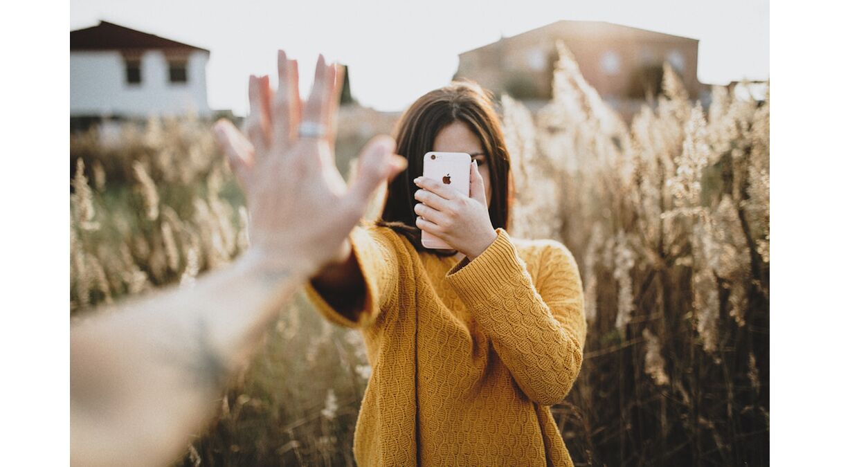 Illustratie voor: Bewezen: 3 op de 5 jonge meiden durft geen foto op social media te plaatsen uit angst voor reacties