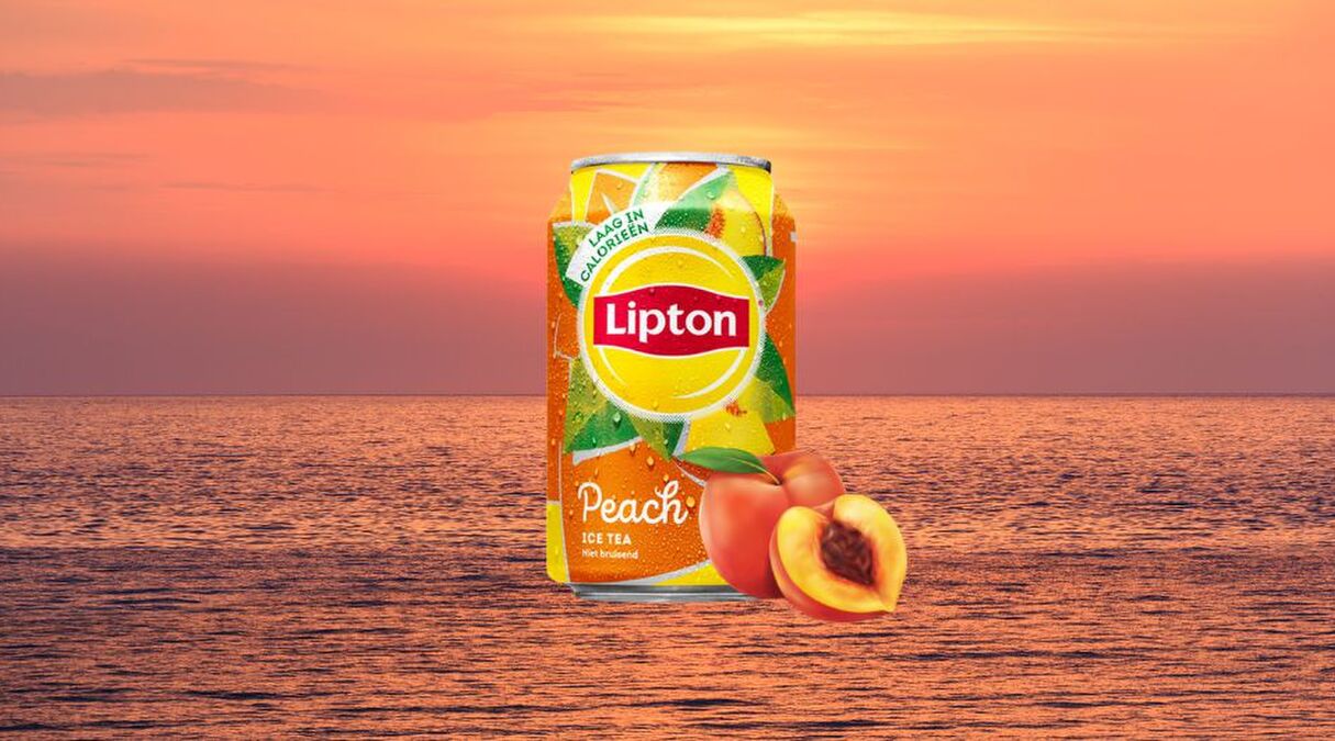 Een blikje Lipton Ice Tea Peach met een zomerse achtergrond.