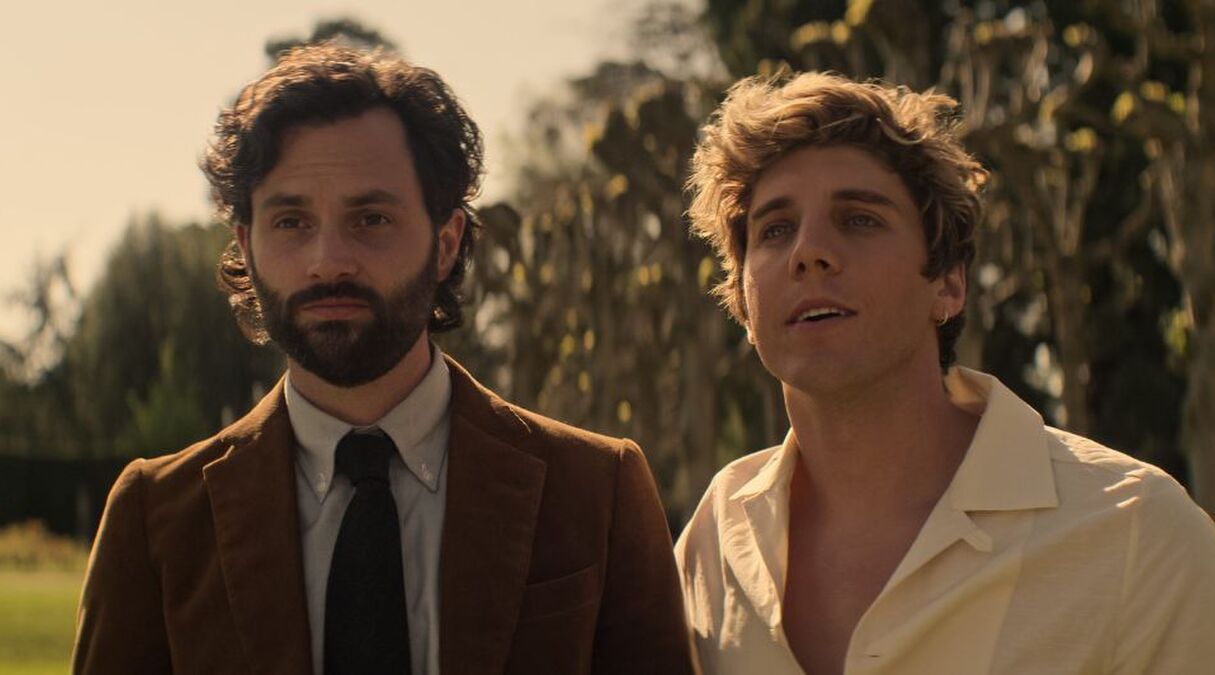 Scene uit You, waarin Lukas Gage en Penn Badgley te zien zijn.