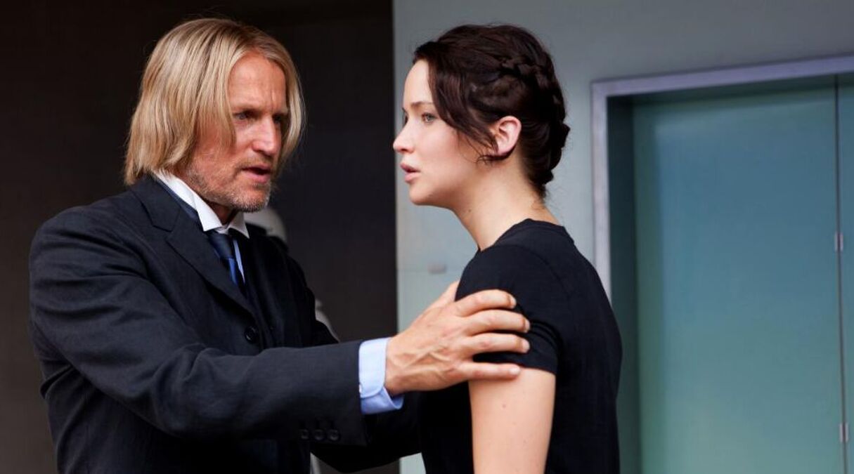 Scene uit The Hunger Games met Haymitch en Katniss.