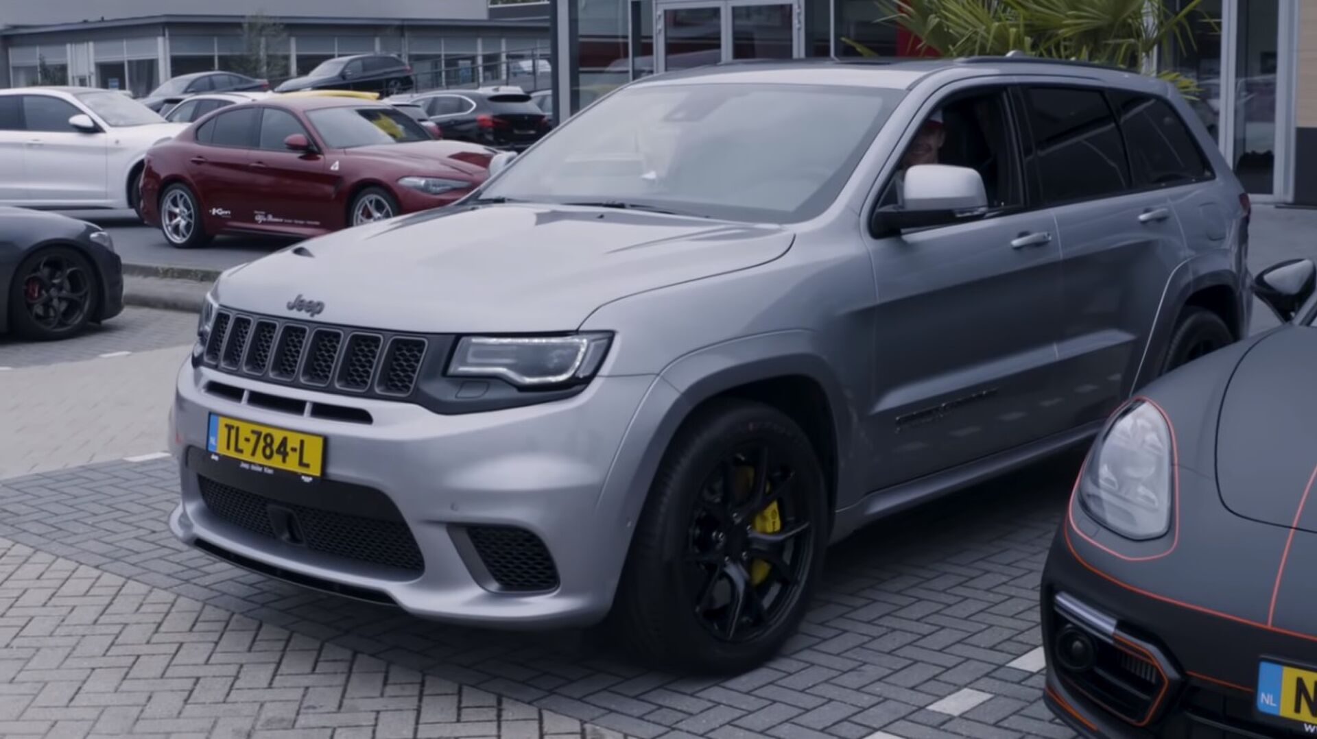 Enzo Knol vlogger vlog Jeep Trackhawk