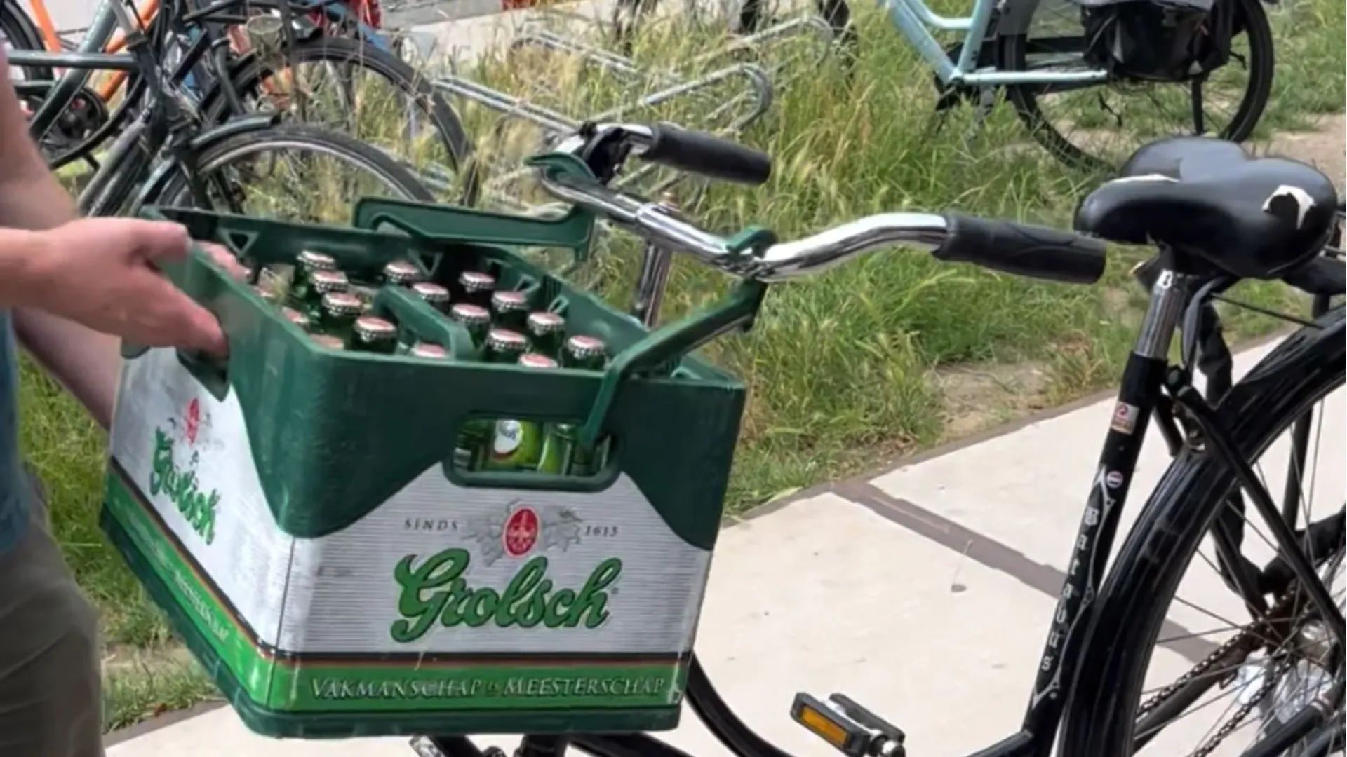 Moeite met een kratje bier vervoeren? Dan is dit dé gadget voor jou