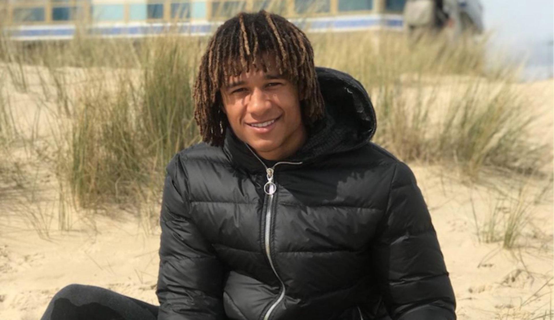 vrouw-voetballer-nathan-aké