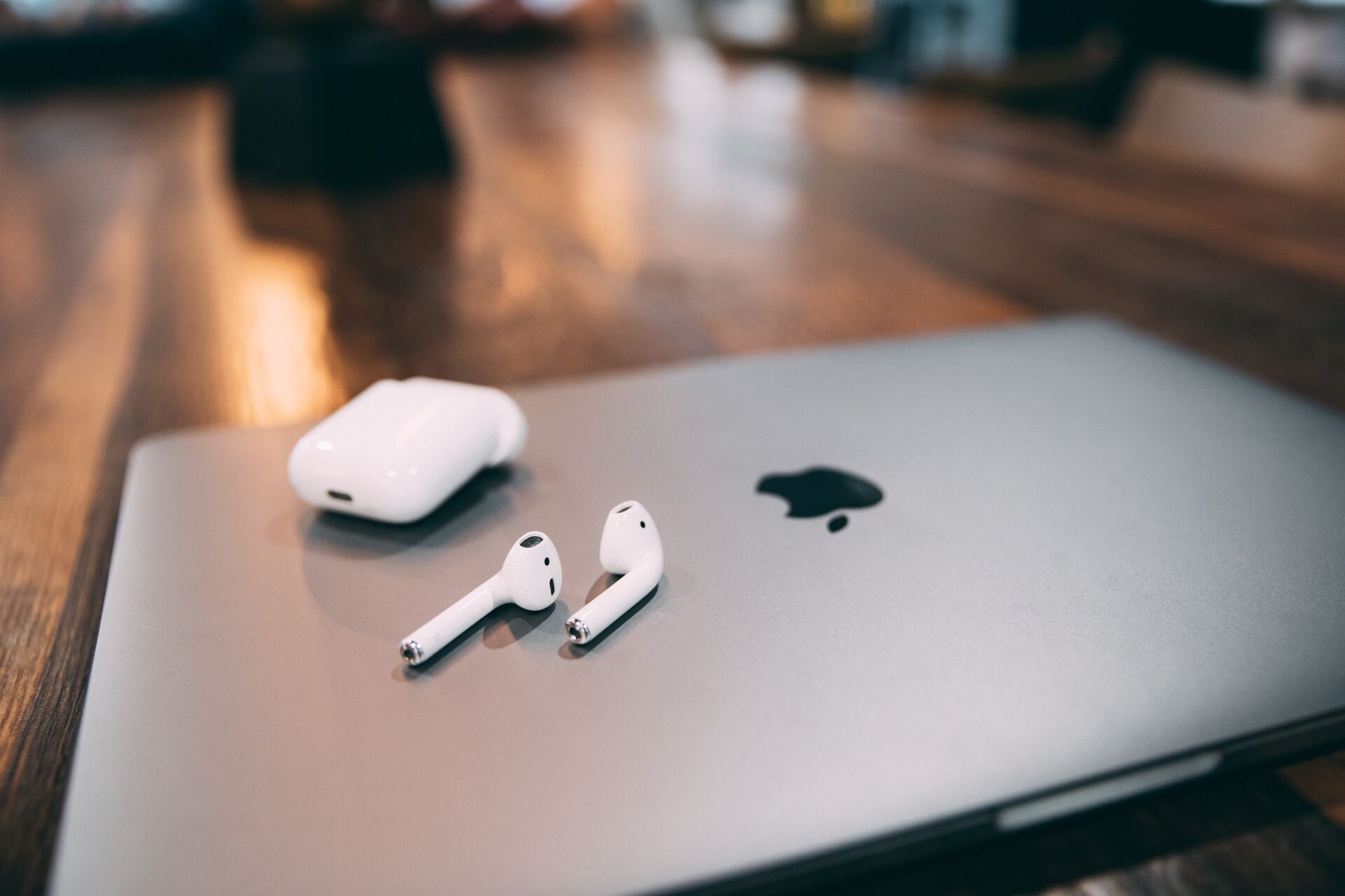 Apple AirPods Mac Book Pro