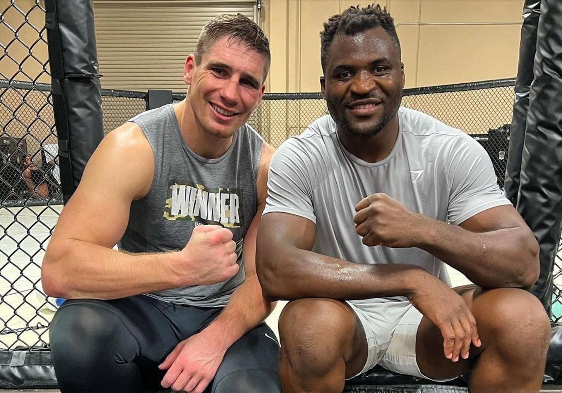 Rico Verhoeven met Francis Ngannou in aanloop naar gevecht met Cyril Gane