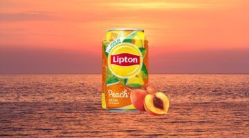 Een blikje Lipton Ice Tea Peach met een zomerse achtergrond.