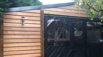 man bouwt bruin cafe in eigen huis