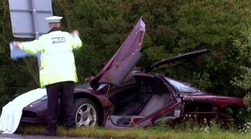 Rowan Atkinson Rowan Atkinson crasht twee keer met zijn auto, maar verkoopt hem alsnog met $ 11 miljoen winst verkoopt auto voor 11 miljoen