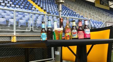 Bierflesjes op een tafel in het stadion van Eredivisie-ploeg NAC Breda