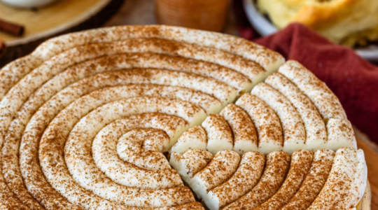 cinnamon-roll-cheesecake