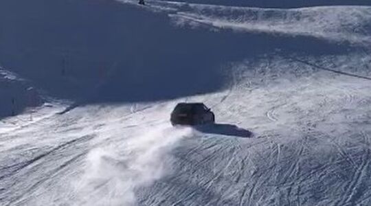 man scheurt van gesloten skipiste Audi A6 (1)
