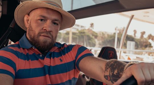 Conor McGregor scheurt met jacht van €3,5 miljoen over het water