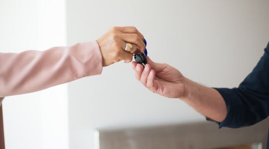 salaris makelaar gemiddeld nederland per jaar maand