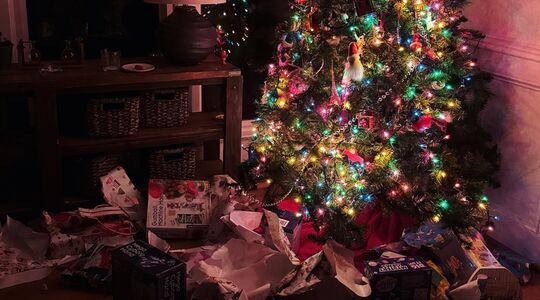 kerst kind pakt alles uit