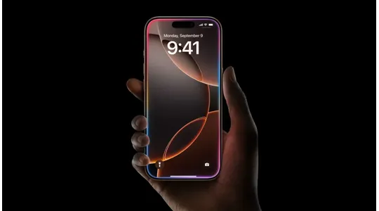iOS 18.4 en Apple Intelligence; iPhone die met hand wordt vastgehouden in het donker.