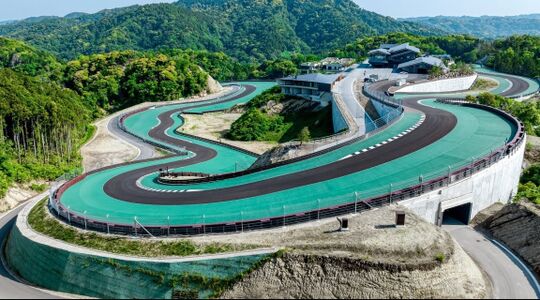 japanse miljardair bouwt eigen racetrac Magarigawa Club