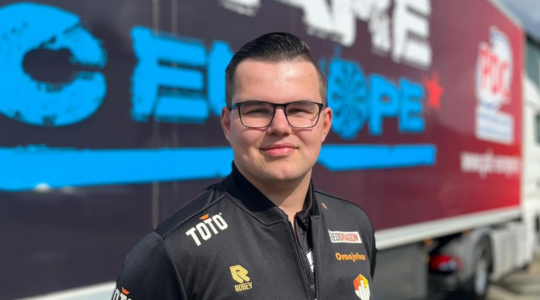 Gian van Veen poseert voor de persfoto van zijn sponsorverplichtingen