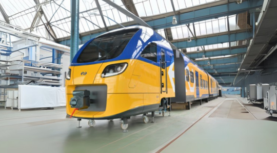 Nieuwe dubbeldekker van NS in proefopstelling bij de loods van de Nederlandse Spoorwegen