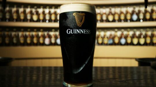 Een glas Guinness, getoond in een bierbrouwerij, warmee men split the G speelt