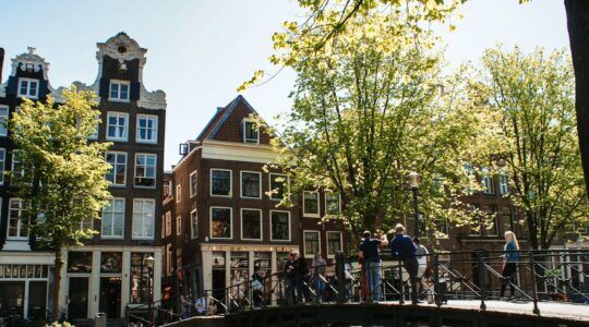 Amsterdam op een zomerse dag waarop de zon schijnt, ideaal om genoeg vitamine D binnen te krijgen