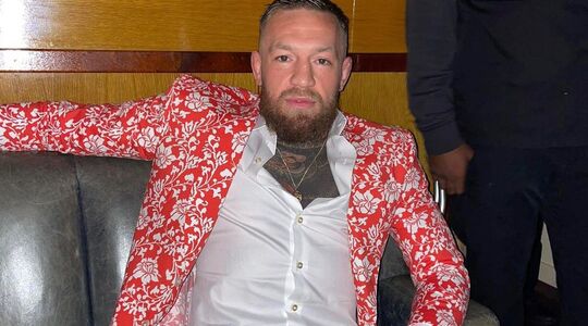 Conor McGregor doet mee aan een rolstoelbokswedstrijd