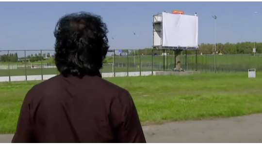 tinder man oproep billboard