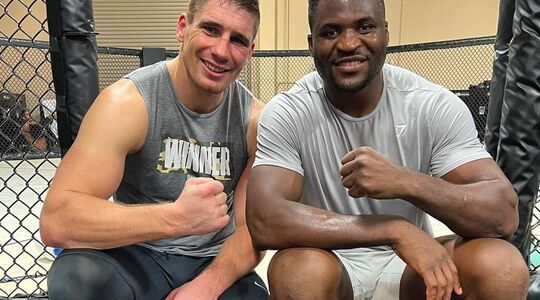 Rico Verhoeven met Francis Ngannou in aanloop naar gevecht met Cyril Gane